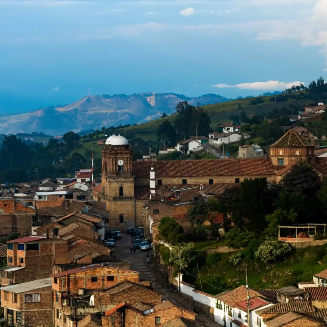 Entre montañas, historia y luces festivas