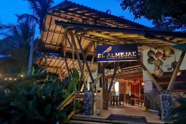 Paquete turístico en Bahía Solano naturaleza y mar