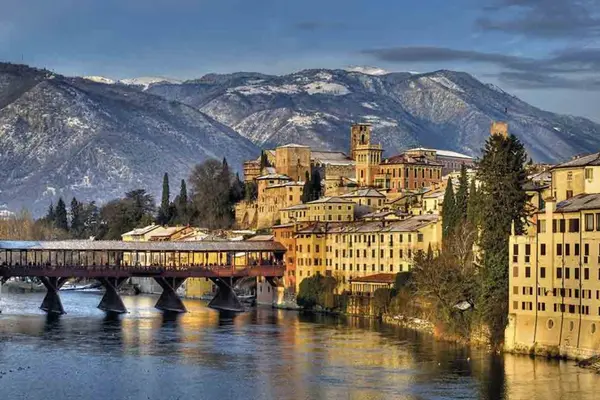 Recorrido por ciudades históricas y regiones emblemáticas